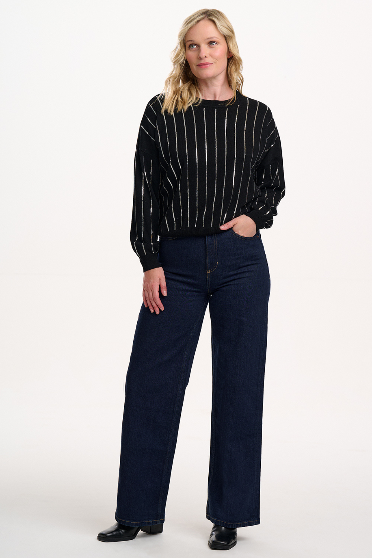 Model i Anjali Sequin Jumper fra Sugarhill Brighton – helfigur forfra