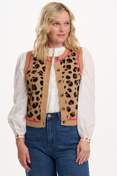 Model i leopard strikvest og hvid skjorte – set forfra