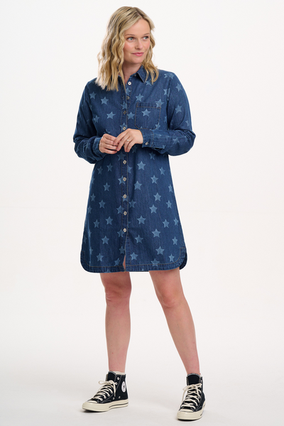 Ilsa Mini Shirt Dress set forfra med knaplukning og stjerneprint