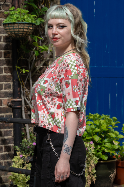Kort Boxy T-shirt med Jordbær Picnic Print - Strawberry Picnic Cropped Boxy Tee