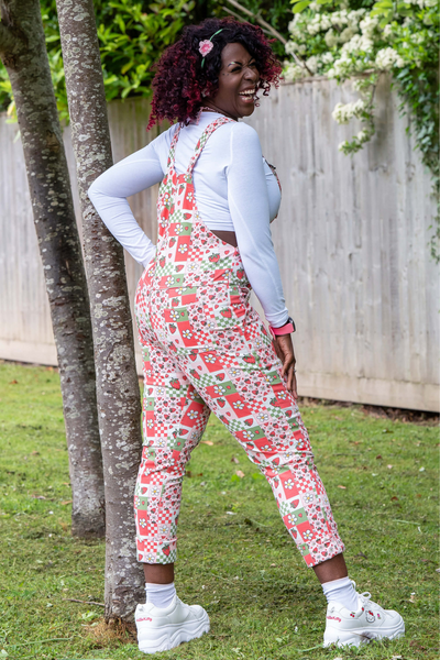 Bagsidebillede af @ayeshashasha i Strawberry Picnic Dungarees med opfoldede bukseben, set ude i haven.