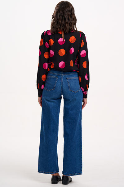 Ronnie Puff Sleeve Top set bagfra med knaplukning i nakken