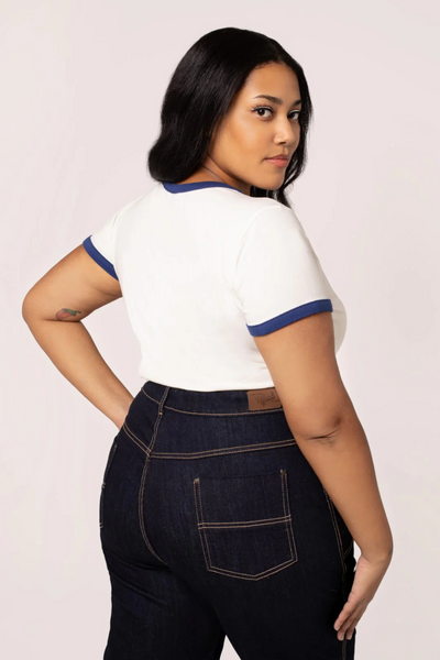 Hell Bunny Lucy T-shirt set bagfra – blå kantdetaljer og mørk jeans