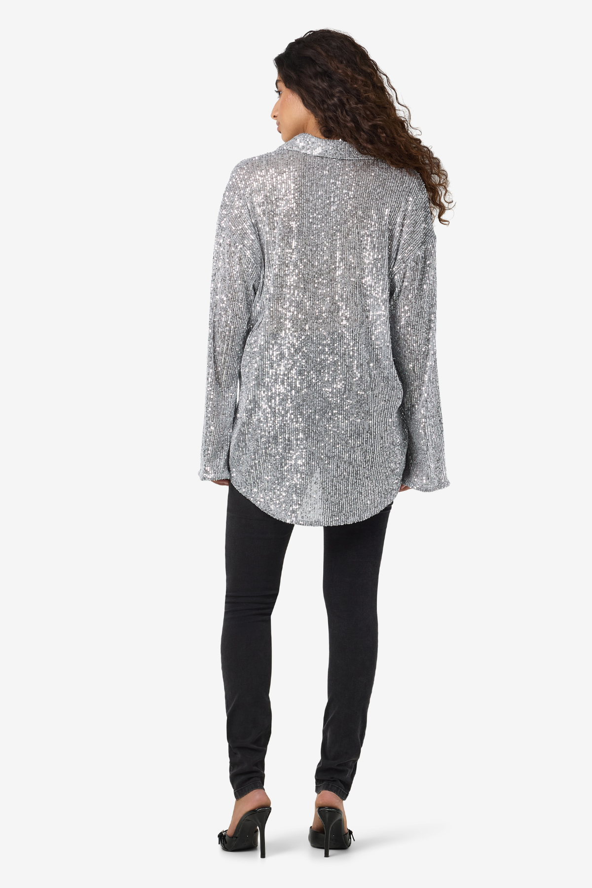 Model bagfra iført Noisy May Scarlet Sequin Shirt i sølv med all-over pailletter og løs pasform.