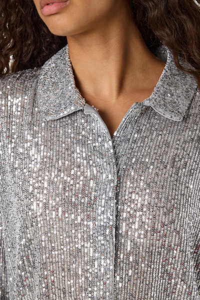 Nærbillede af Noisy May Scarlet Sequin Shirt i sølv – skjortekrave og trykknapdetalje med pailletter.
