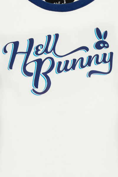 Nærbillede af det blå Hell Bunny logo og tekstprint på brystet af Lucy T-shirten