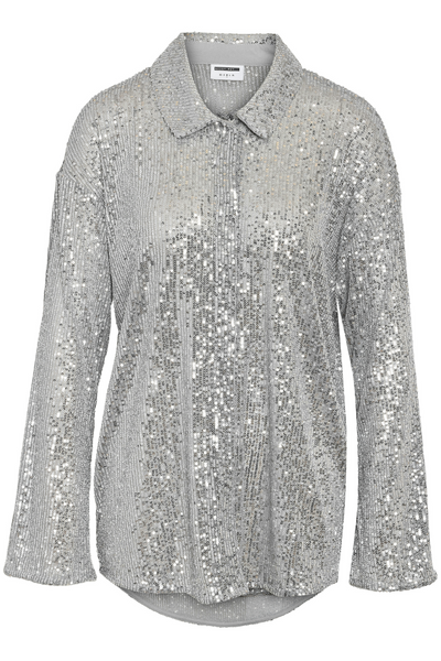 Produktbillede af Noisy May Scarlet Sequin Shirt – sølv pailletskjorte set forfra.