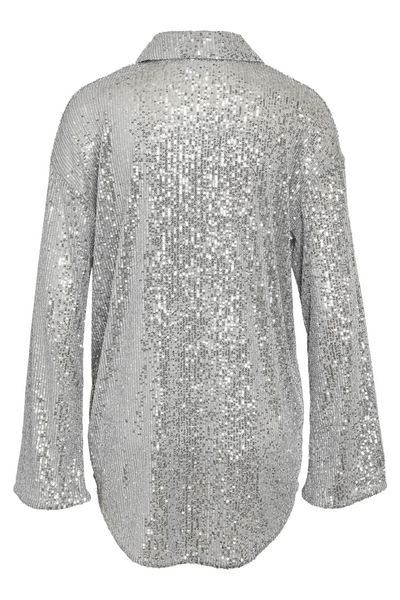 Produktbillede af Noisy May Scarlet Sequin Shirt – sølv pailletskjorte set bagfra.