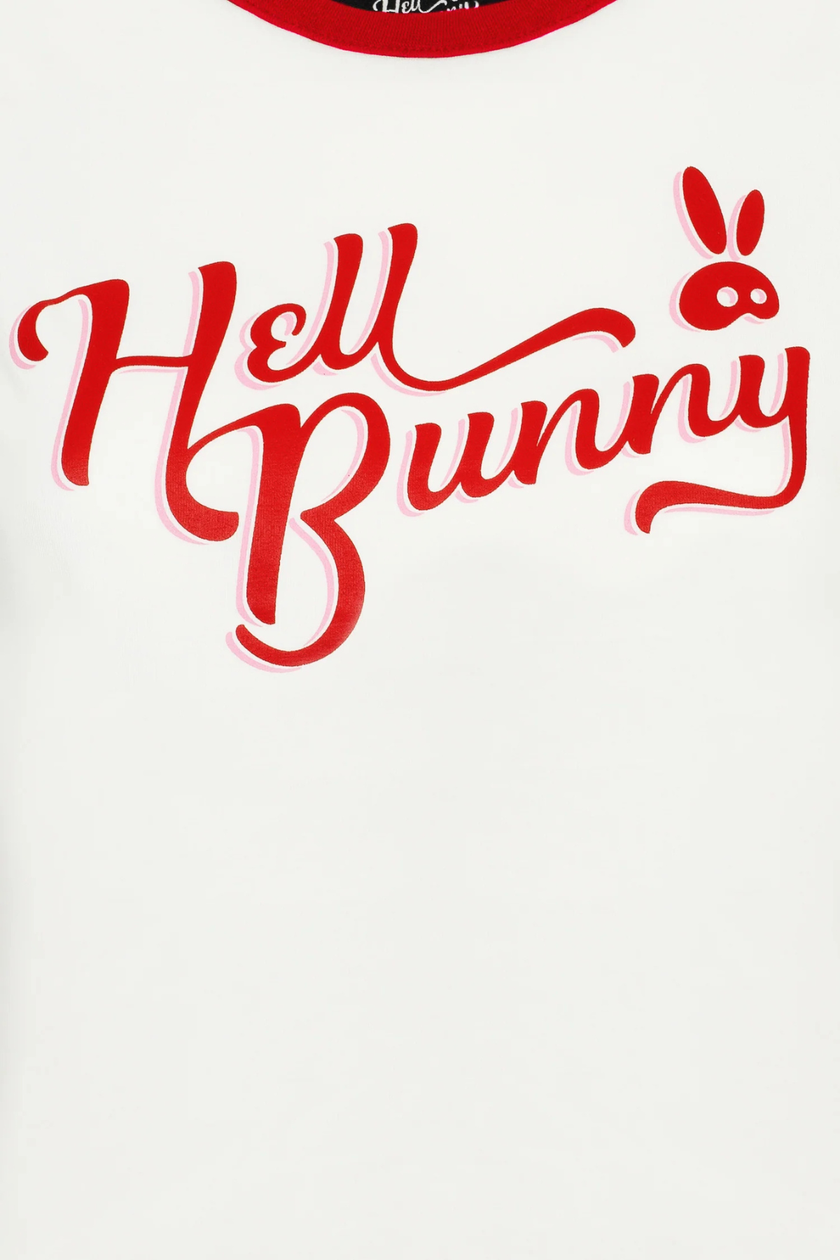 Nærbillede af det røde Hell Bunny logo og print på brystet af Lucy T-shirten