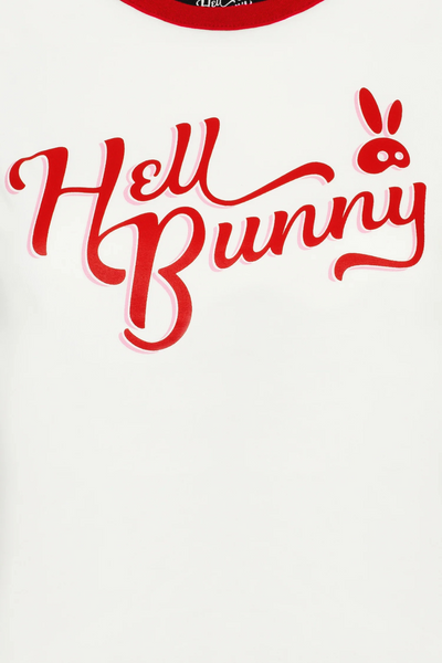 Nærbillede af det røde Hell Bunny logo og print på brystet af Lucy T-shirten