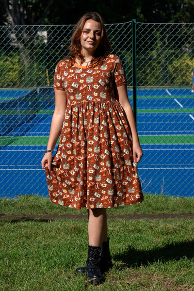Anden model i Rebel Romance Mushroom Tea Party Dress, viser midi-længde og pasform i solen.