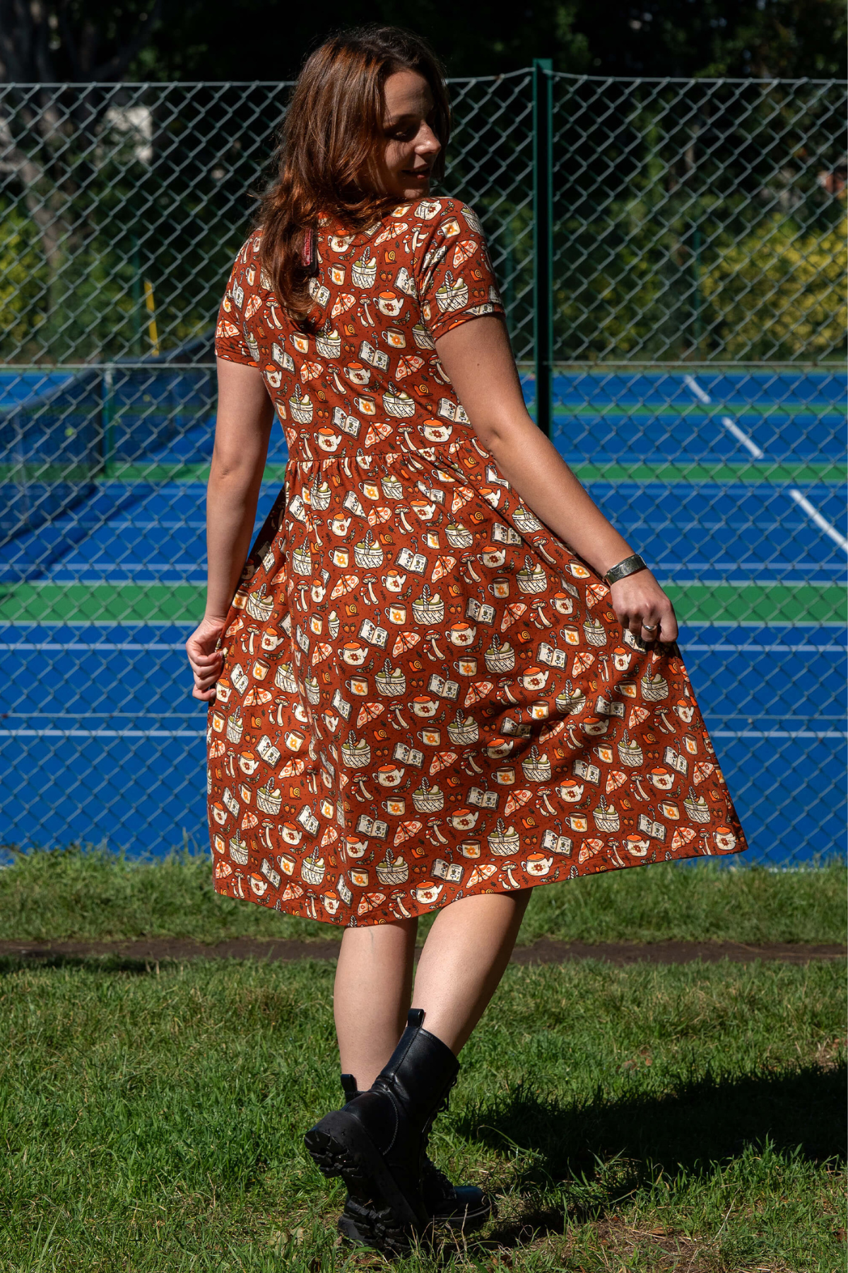 Model snurrer rundt i Rebel Romance Mushroom Tea Party midi dress – fokus på bevægelse og fald i stoffet.