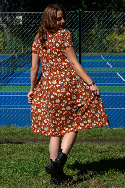 Model snurrer rundt i Rebel Romance Mushroom Tea Party midi dress – fokus på bevægelse og fald i stoffet.