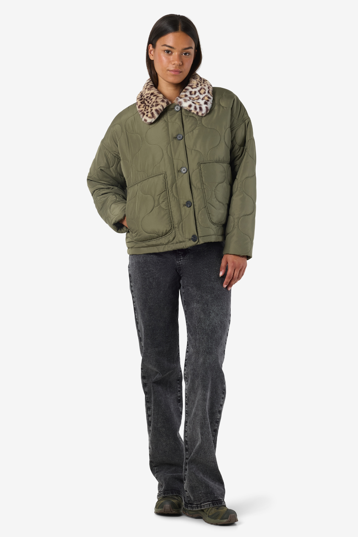 Model i fuld figur med NOISY MAY HOLLY armygrøn quiltet jakke og leopard fake fur krave – styled med sorte jeans.