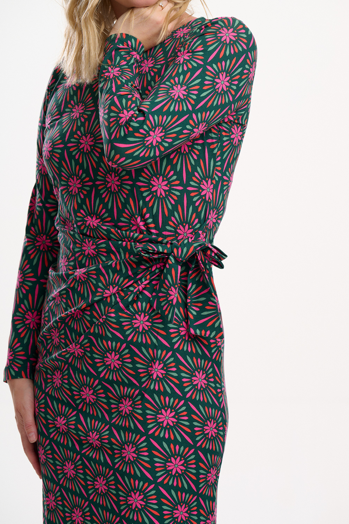 Detaljebillede af bindebånd og blomsterprint på Claudia Jersey Tie Midi Dress