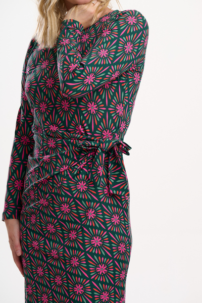 Detaljebillede af bindebånd og blomsterprint på Claudia Jersey Tie Midi Dress