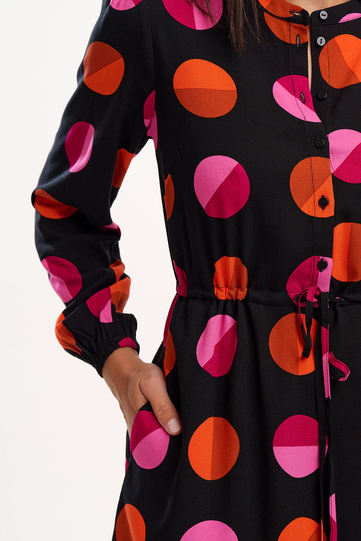 Detaljebillede af lommer og bindesnor i taljen på Flora Mini Shirt Dress