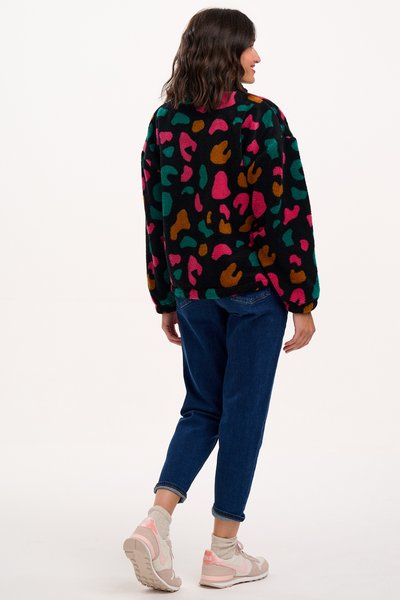 Bagside af Hartley Zip Up Fleece med leopardmønster i pink, grøn og gul