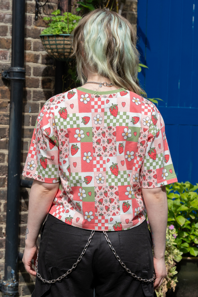Kort Boxy T-shirt med Jordbær Picnic Print - Strawberry Picnic Cropped Boxy Tee