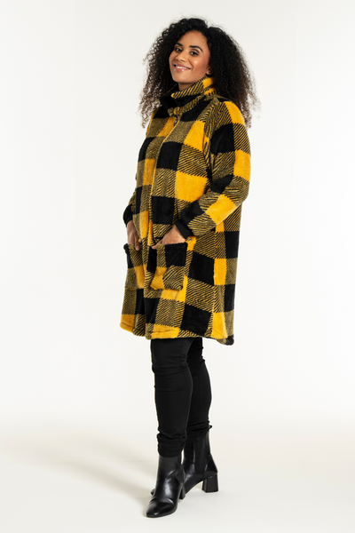 Plus size ternet teddyjakke fra Studio, sideview på model