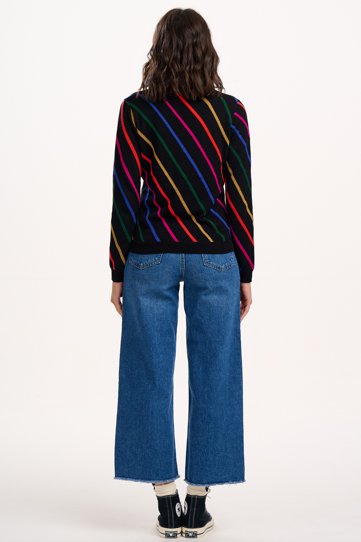 Model i Rowena Jumper – set bagfra, viser ryggens design.
