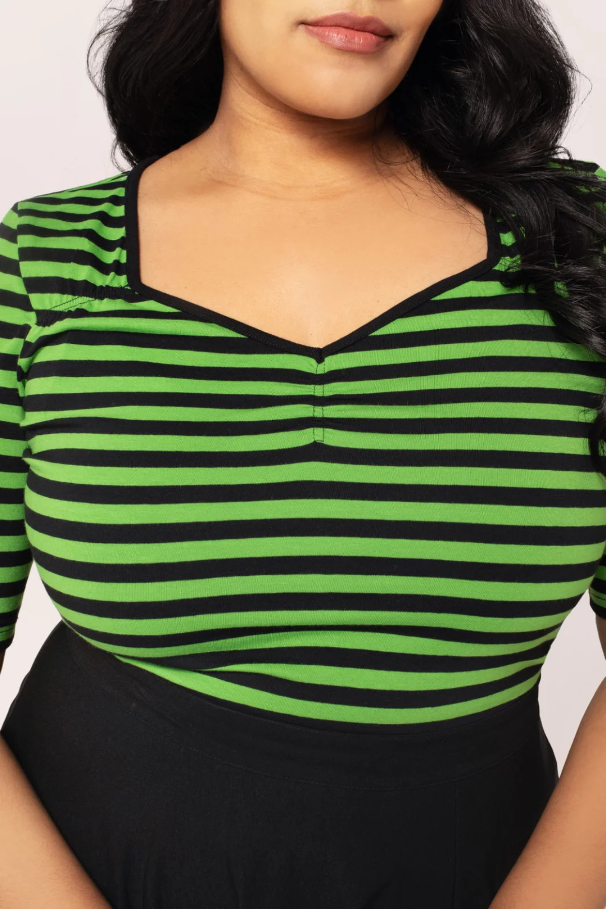 Warlock Top Grøn/Sort – Strækbar stribet bluse med sweetheart-udskæring