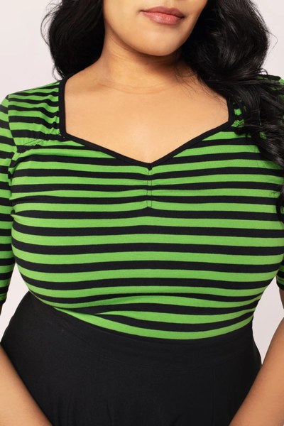 Warlock Top Grøn/Sort – Strækbar stribet bluse med sweetheart-udskæring