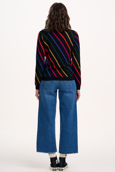 Model i Rowena Jumper – set bagfra, viser ryggens design.
