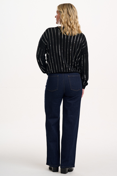 Model i Anjali Sequin Jumper – set bagfra