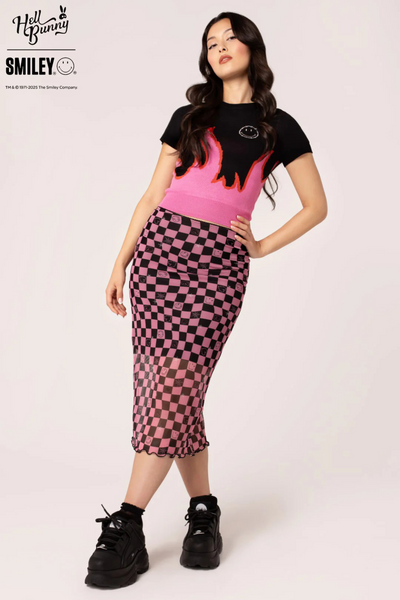 Model i Distortion Skirt og Dylan Top, poserer med hånd på hoften, viser nederdelens pasform.