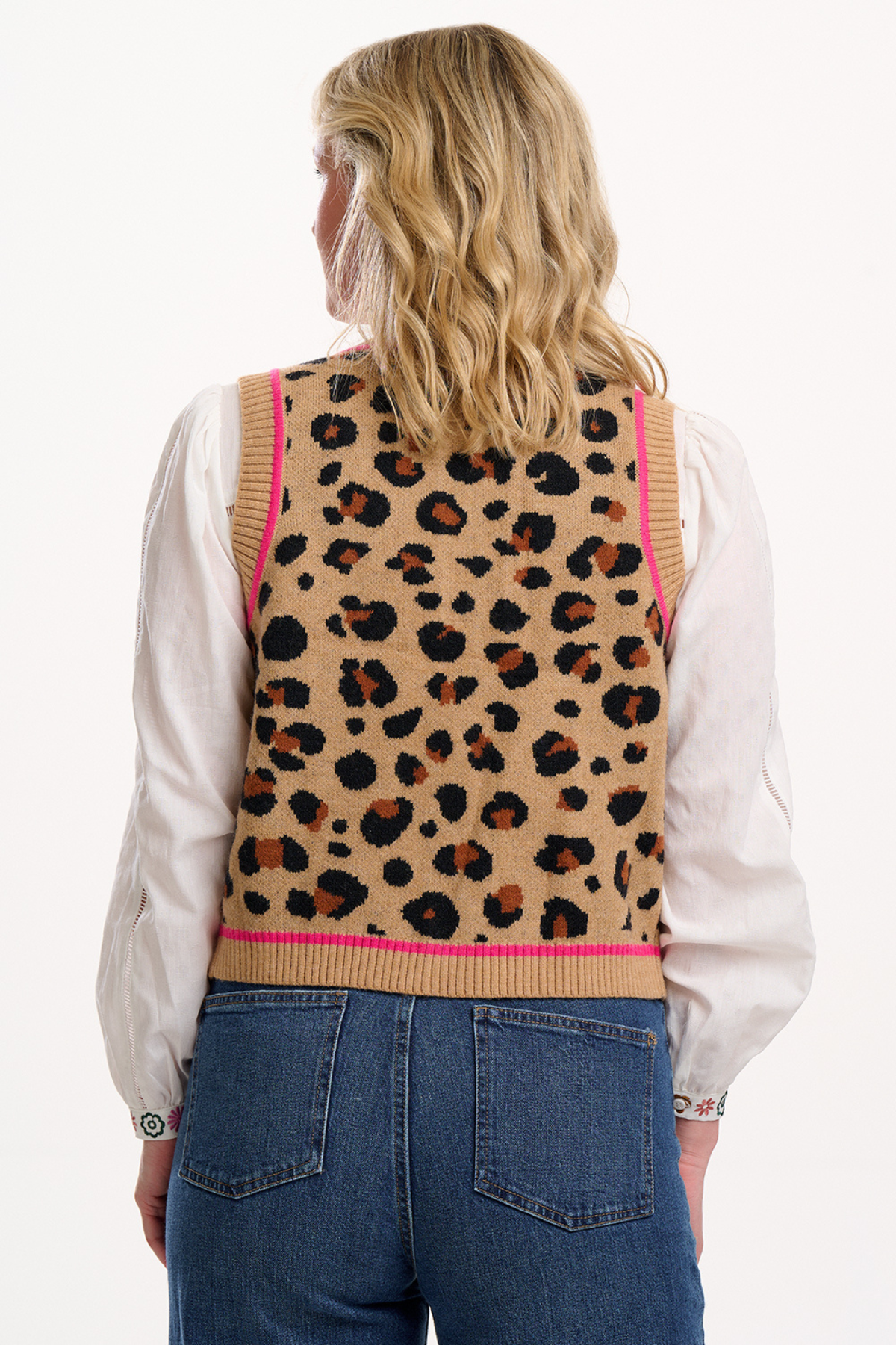 Model i leopard strikvest – set bagfra