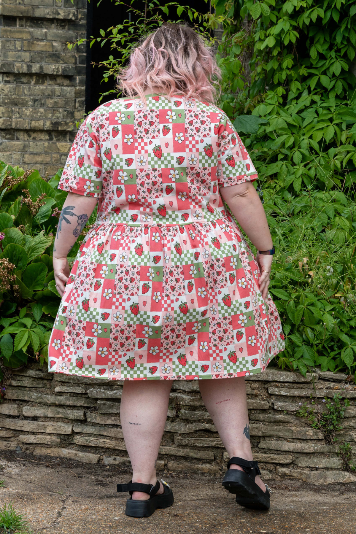 Jersey Kjole med Jordbær Picnic Print - Strawberry Picnic Smock Dress