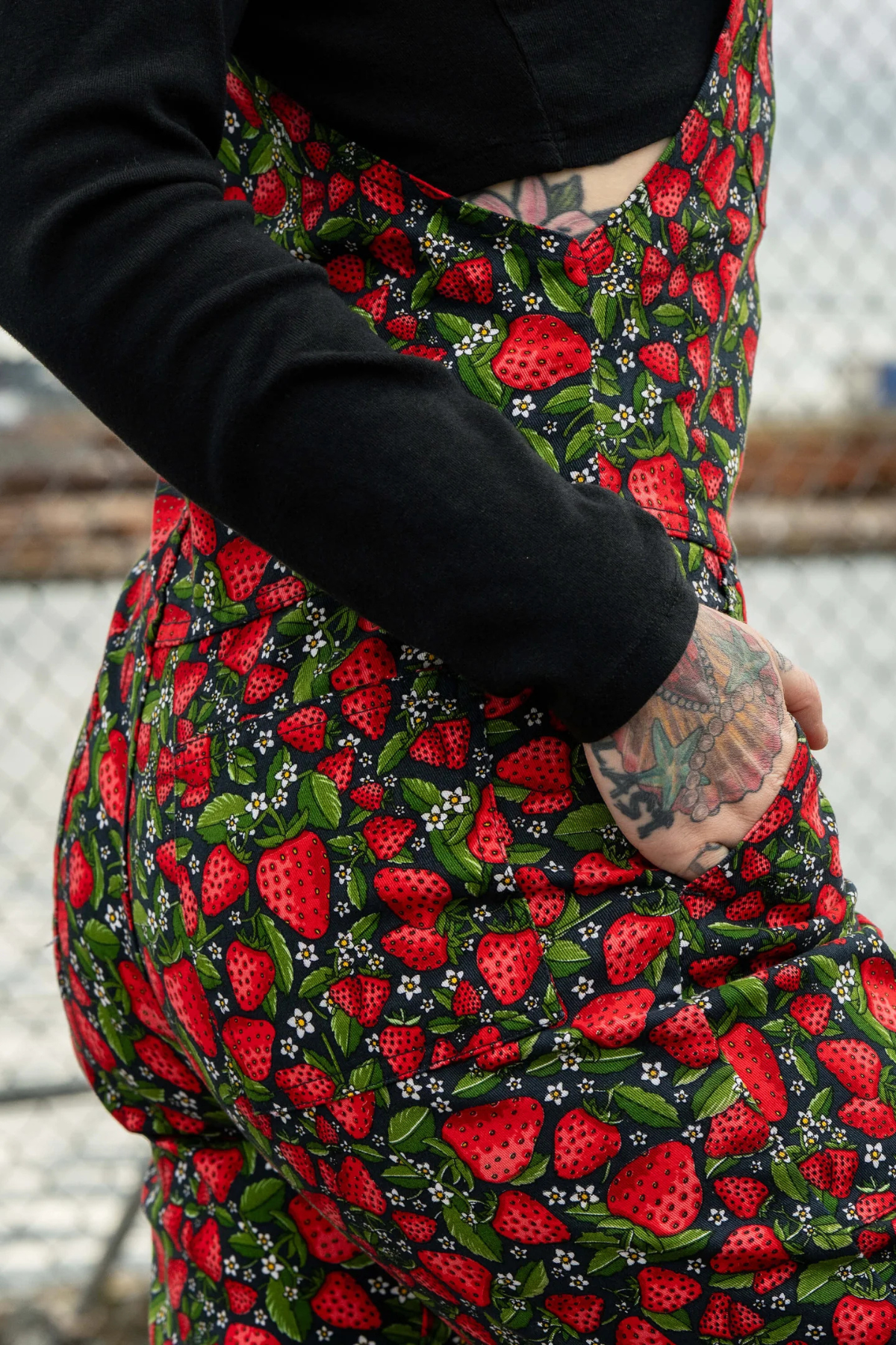 Detaljebillede af Strawberry Field print – røde jordbær og grønne blade