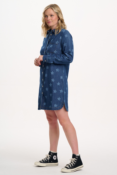 Ilsa Mini Shirt Dress vist fra siden – blå denim med stjerner