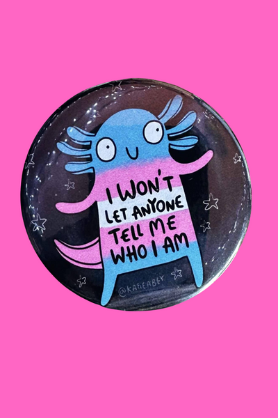 Axolotl badge med teksten I Won’t Let Anyone Tell Me Who I Am i trans pride farver