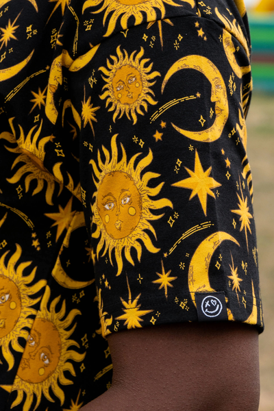 Detaljebillede af Rebel Romance Celestial Sun & Moon print med sol, måne og stjerner i gyldne nuancer