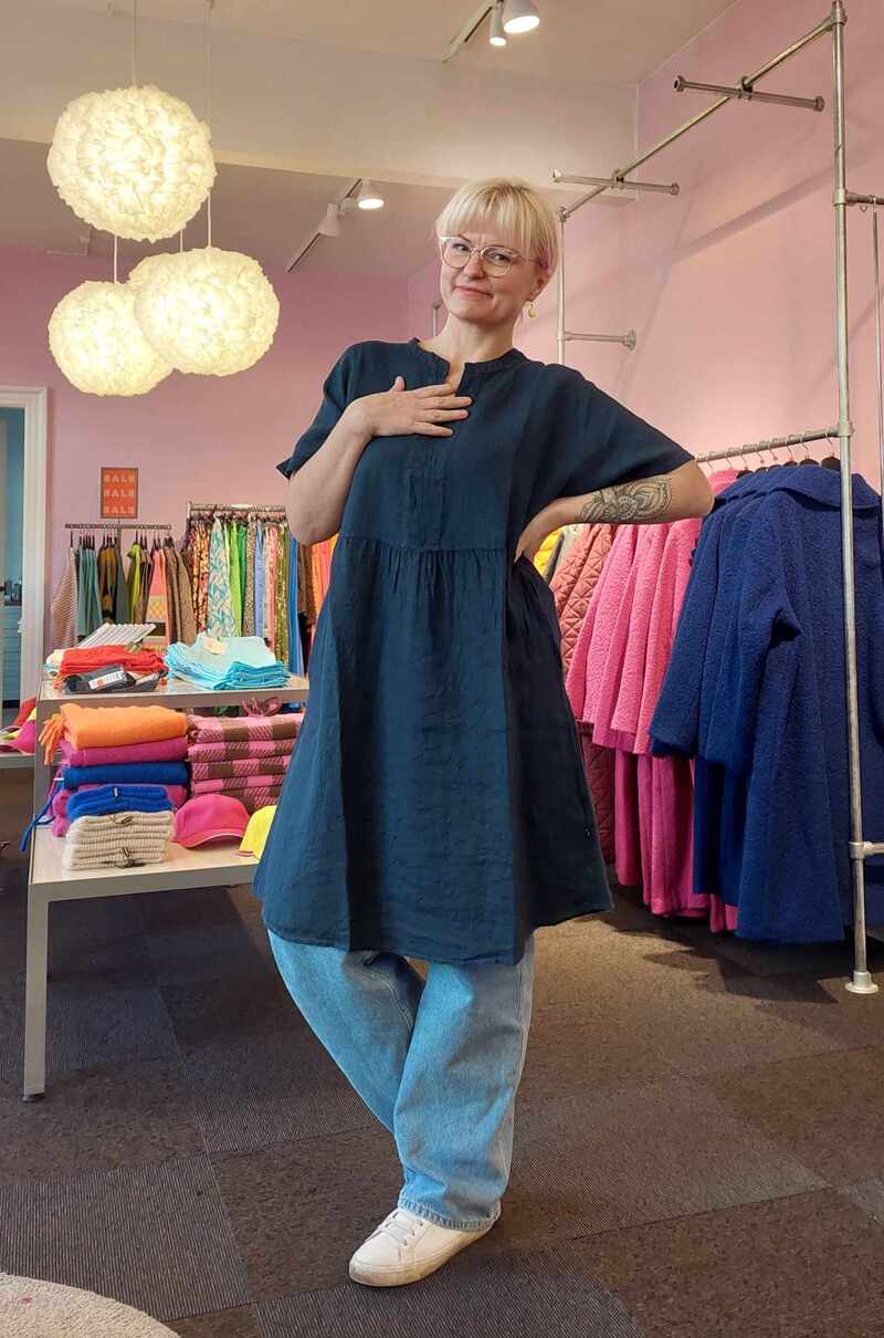 Mørkeblå midi kjole i hør