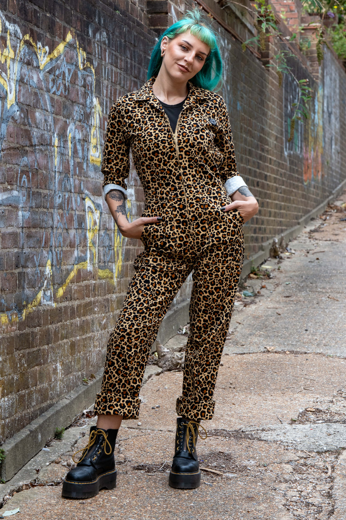 Rebel Romance Leopard Boiler Suit stylet casual med opsmøgede ærmer og sorte plateau-støvler.