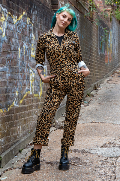Rebel Romance Leopard Boiler Suit stylet casual med opsmøgede ærmer og sorte plateau-støvler.