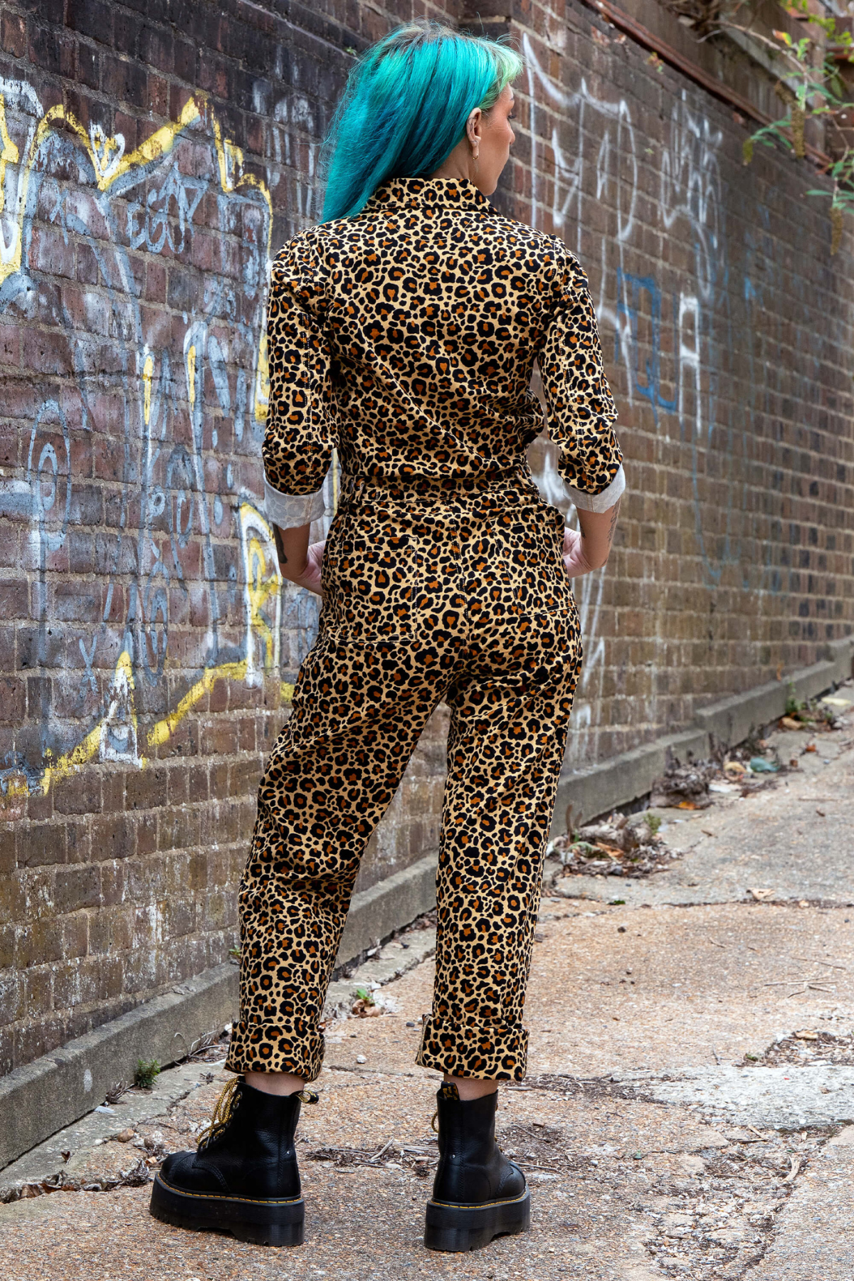 Rebel Romance Leopard Print Boiler Suit set bagfra med elastisk talje og opsmøgede bukseben.