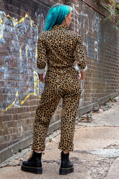 Rebel Romance Leopard Print Boiler Suit set bagfra med elastisk talje og opsmøgede bukseben.
