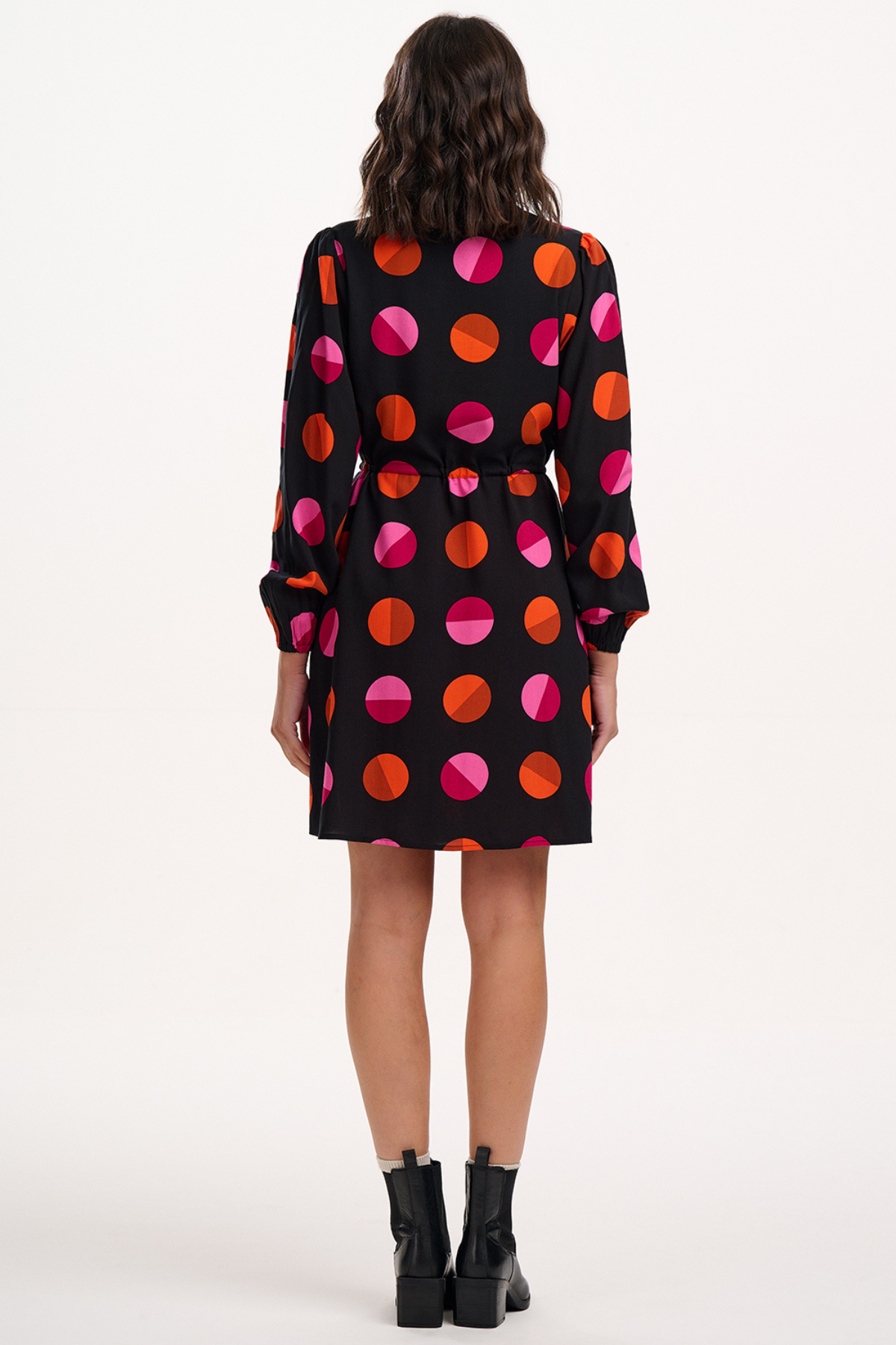 Model iført Flora Mini Shirt Dress – set bagfra