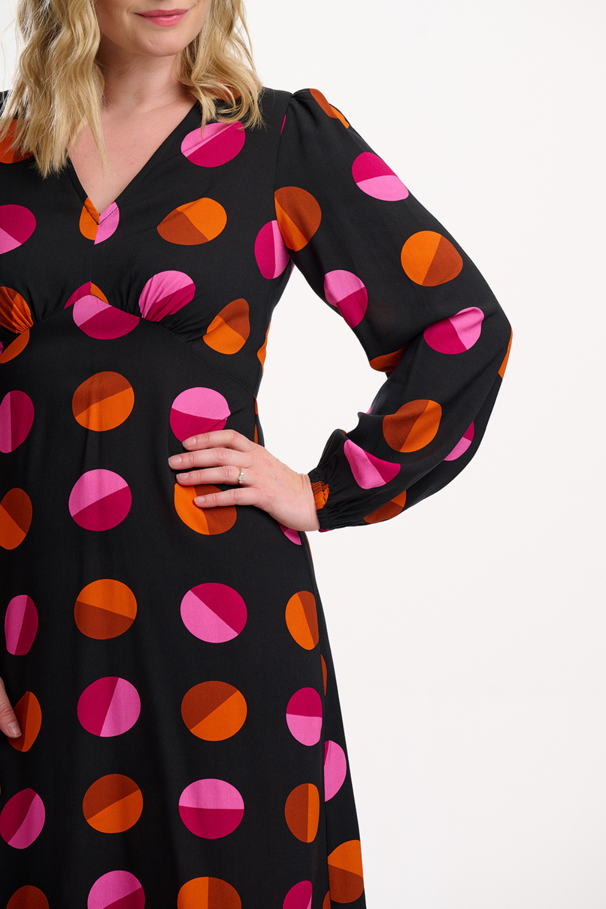 Detaljebillede af Marcie Midi Dress – print og taljedetalje