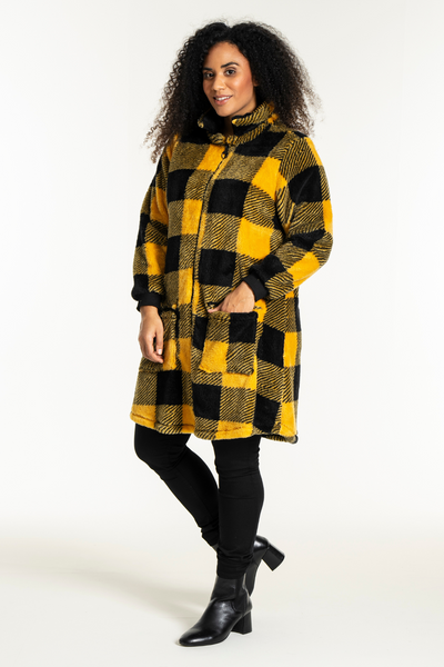 Studio Nellie Coat – sort/gul ternet jakke med store lommer, set skråt forfra