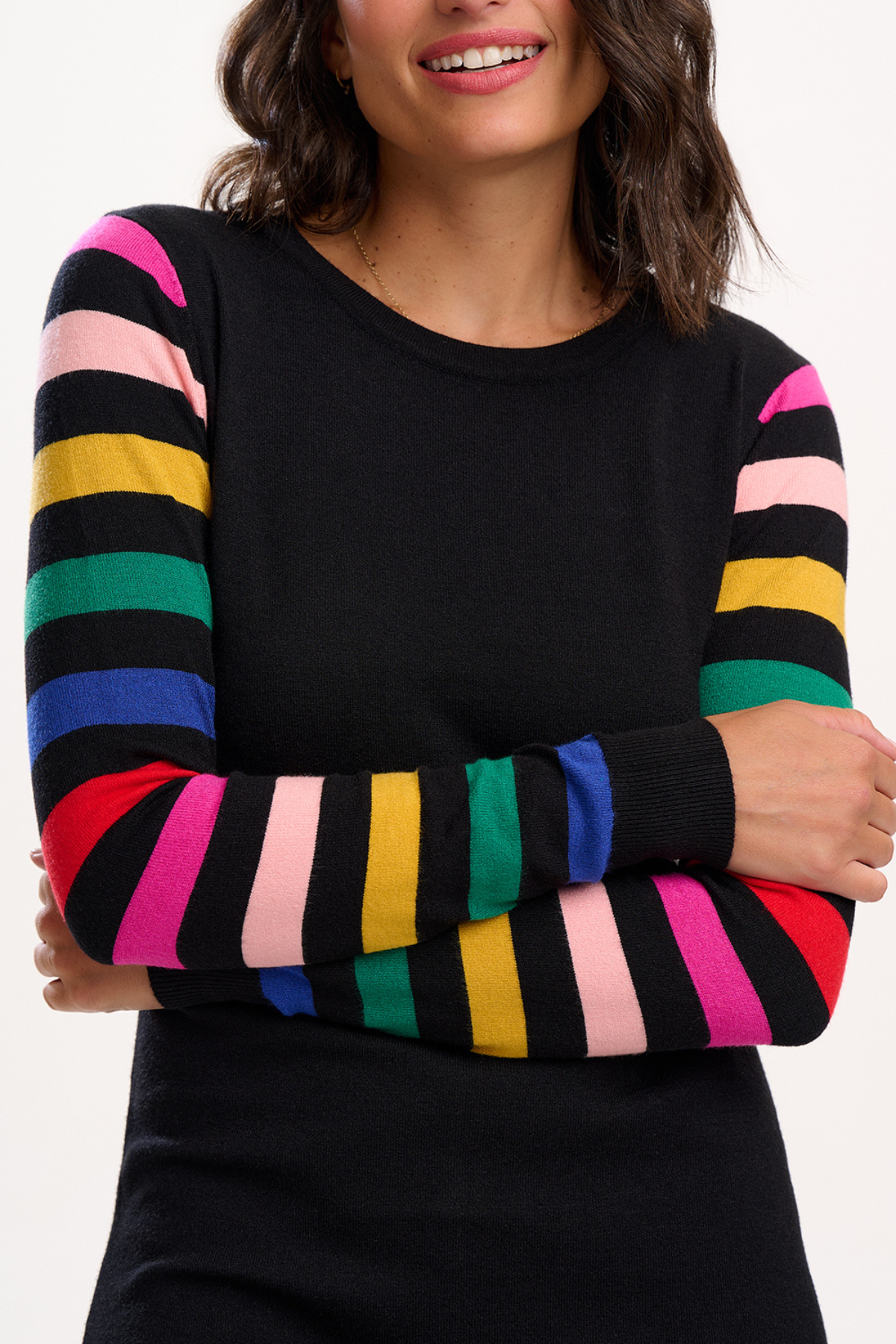 Nærbillede af regnbuestribede ærmer på Liselle Knit Midi Dress