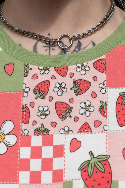 Kort Boxy T-shirt med Jordbær Picnic Print - Strawberry Picnic Cropped Boxy Tee