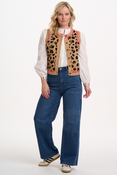 Model i leopard strikvest stylet med jeans og sneakers – fuld figur