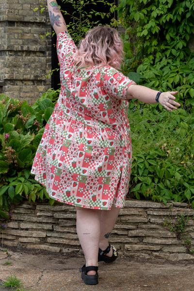 Jersey Kjole med Jordbær Picnic Print - Strawberry Picnic Smock Dress