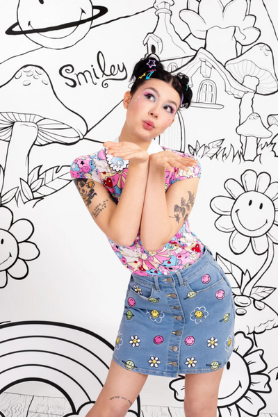 Billede af denim mini nederdel med Smiley-broderier kombineret med farverig top.
