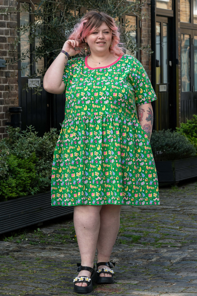 Sam viser kjolen i plus size – løs pasform og det farverige bug print kommer tydeligt frem